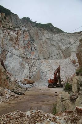 南陽(yáng)某縣礦山開(kāi)采爆破引發(fā)民房損毀，安全生產(chǎn)與群眾權(quán)益再引關(guān)注